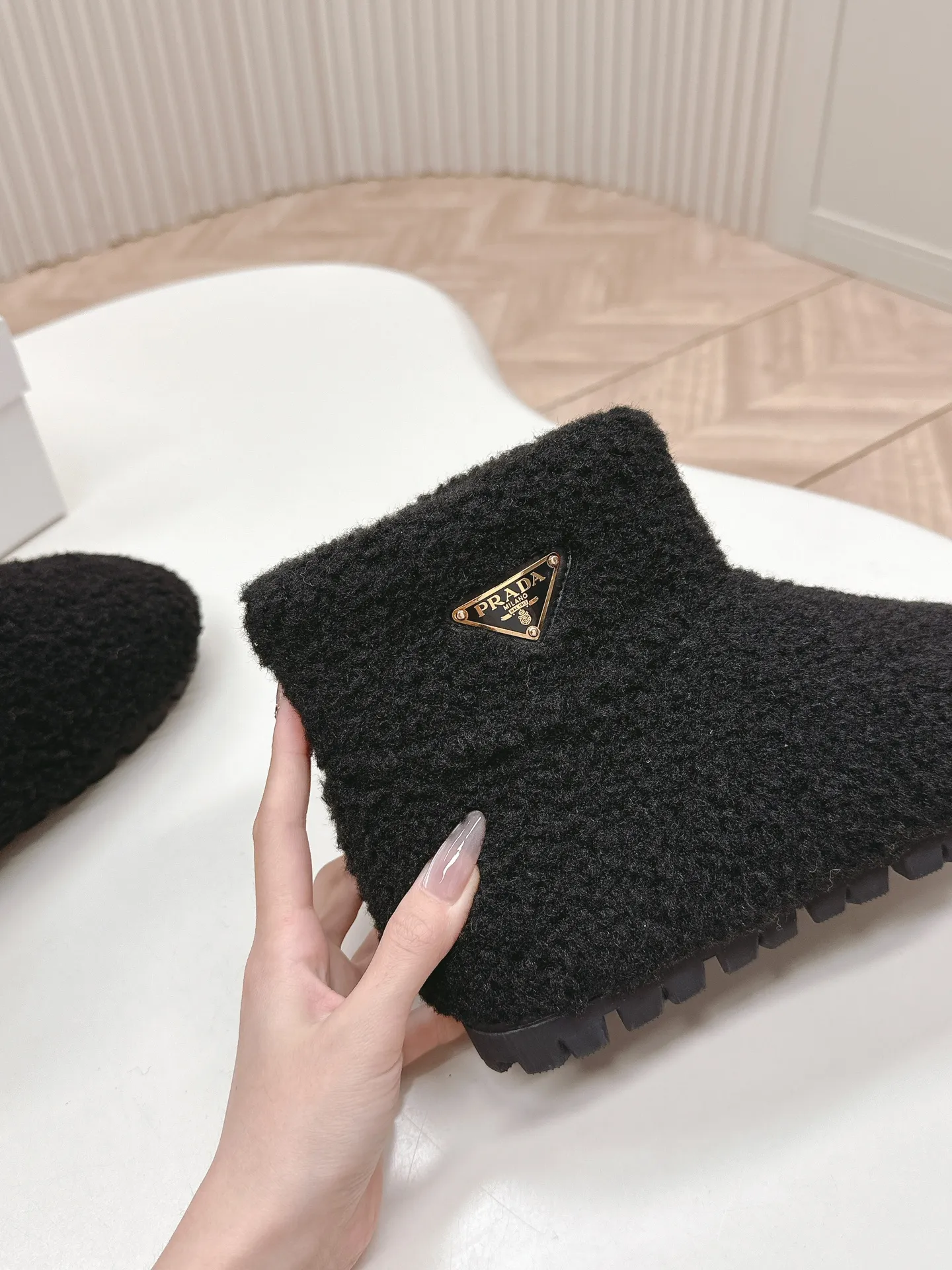 👟👟Ex-factory price 560👟👟 Prada prada24 autumn and winter furry short boots snow boots． The classic triangle buckle is comfortable, cute, cute, fashionable, elegant and versatile. The wool is comfortable and soft, awakening the warmth of autumn and winter. Let you walk comfortably from morning to night. You can easily manage the changing seasons. Wool, original outsole! 35-40 yards